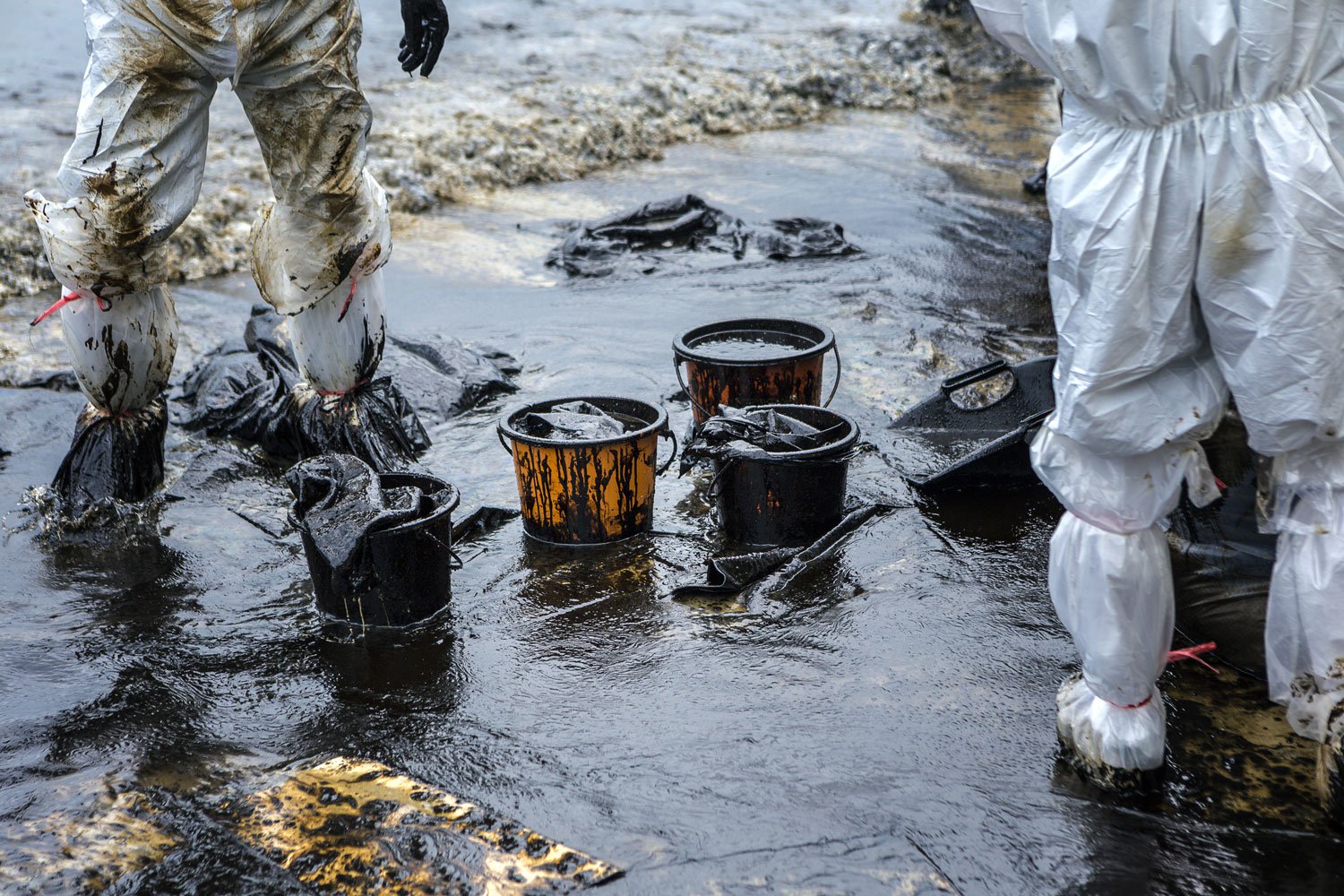 Who Cleans Up Oil Spillages In The Uk
